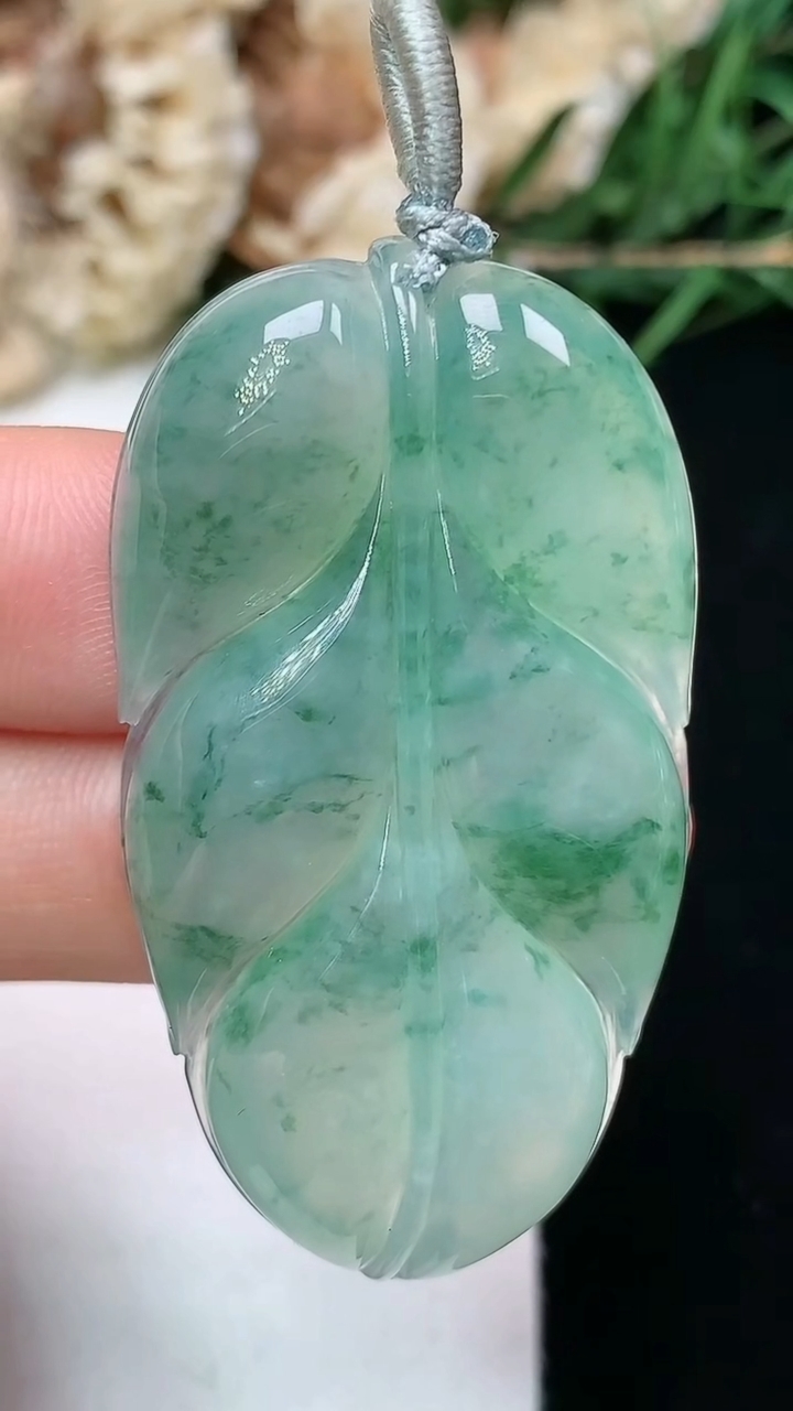 天然A货翡翠飘花金枝玉叶 叶子吊坠，尺寸44-25-6.3，重量:13.59g
4月15日