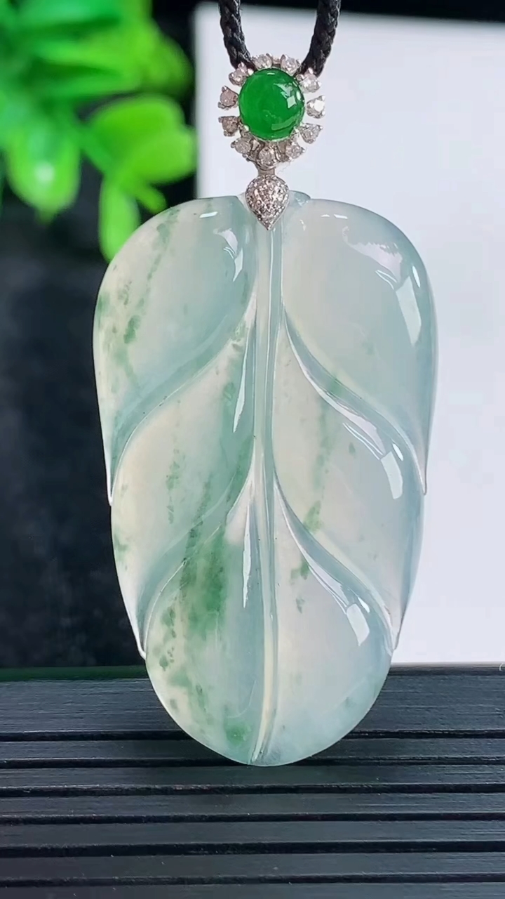 天然A货翡翠18K金飘花金枝玉叶 叶子吊坠尺寸48.5-24.3-4.5重量:9.87g
4月15日