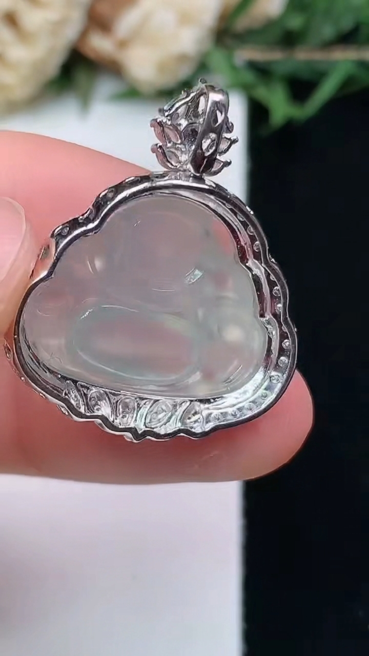 天然A货翡翠飘花佛公吊坠，尺寸27-22.6-9.2，裸石15.2-19.2，重量:4.70g
4月15日