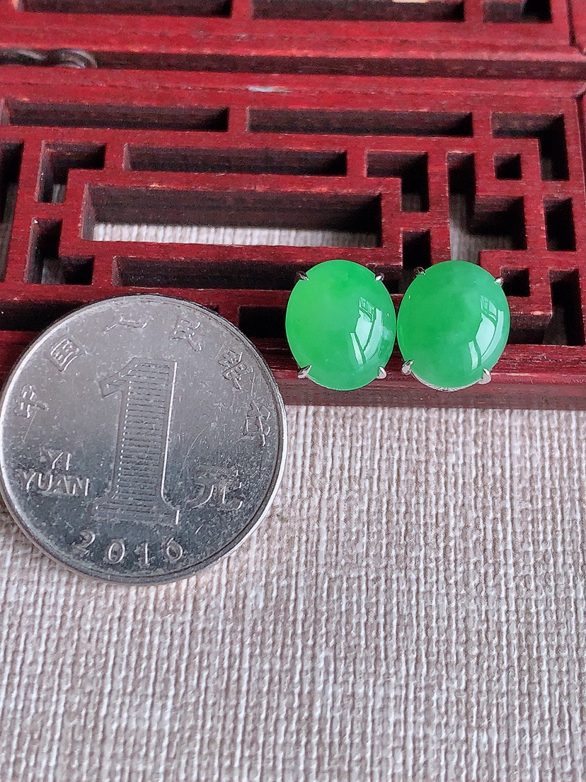 天然A货翡翠18K金镶嵌满绿蛋面耳钉 
尺寸10.6-9mm 重量3.20g 0414