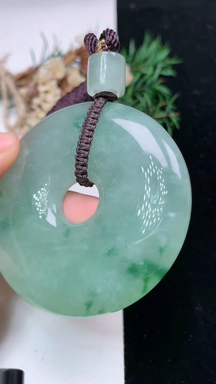 天然A货翡翠飘花平安扣吊坠，尺寸58.4-9.9，重量:78.83g
4月15日