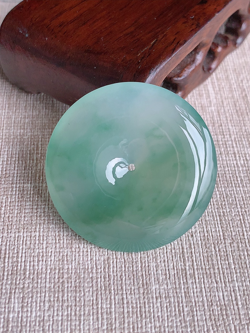 天然A货翡翠飘花大件平安扣吊坠 
尺寸35.8-6.2mm 重量16.86g 0414