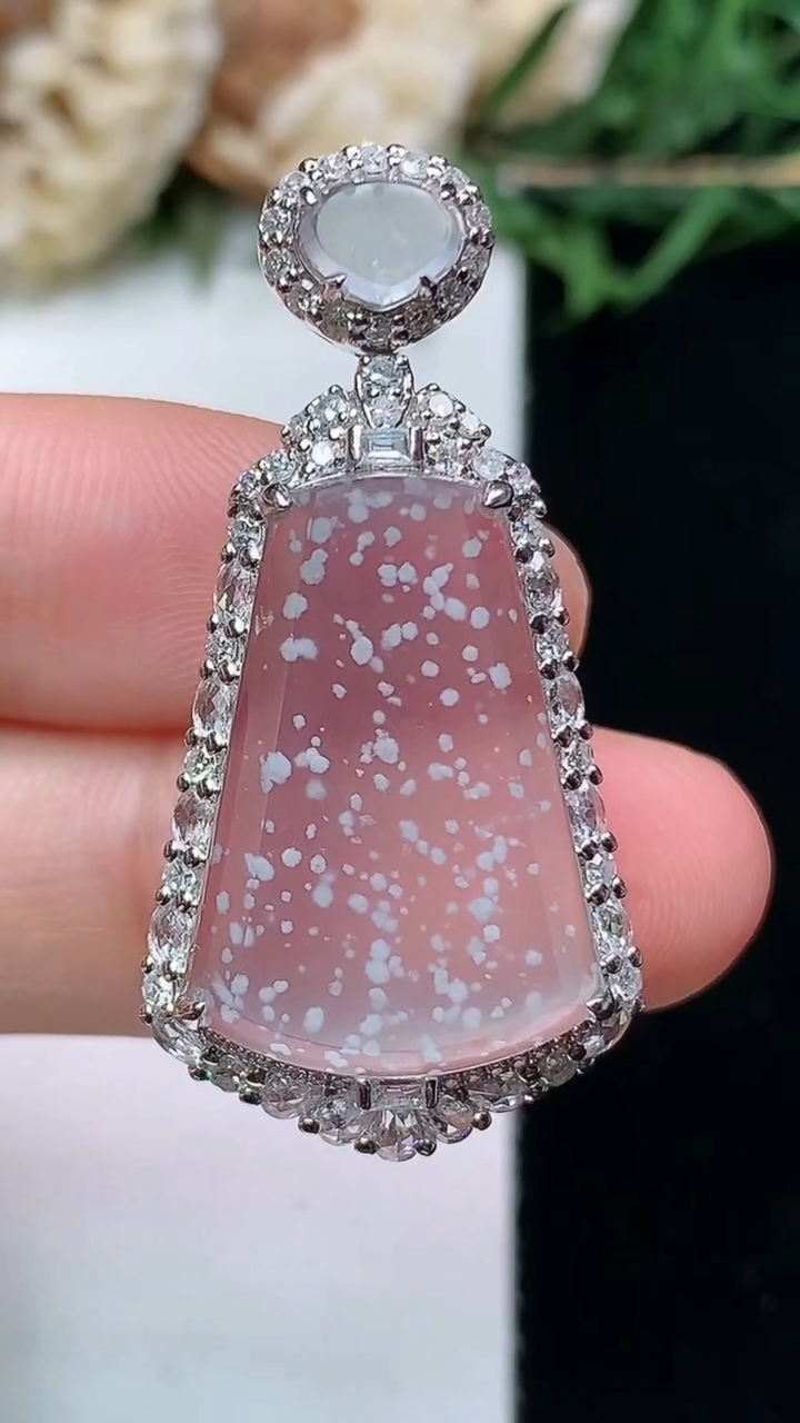 天然A货翡翠白冰无事牌吊坠，尺寸36.7-18.6-9，裸石21.3-13.5
4月15日，重量:5