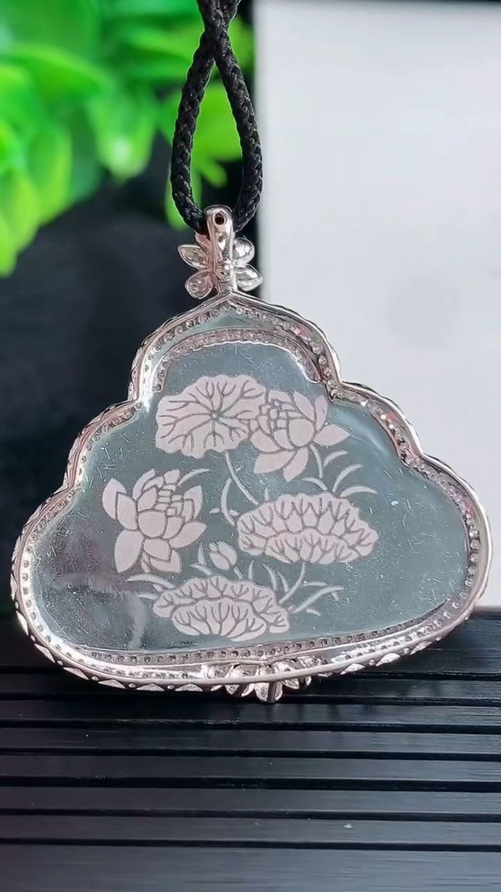 天然A货翡翠佛公吊坠尺寸39-37.2-7.6裸石24.3-34重量:8.66g
4月15日