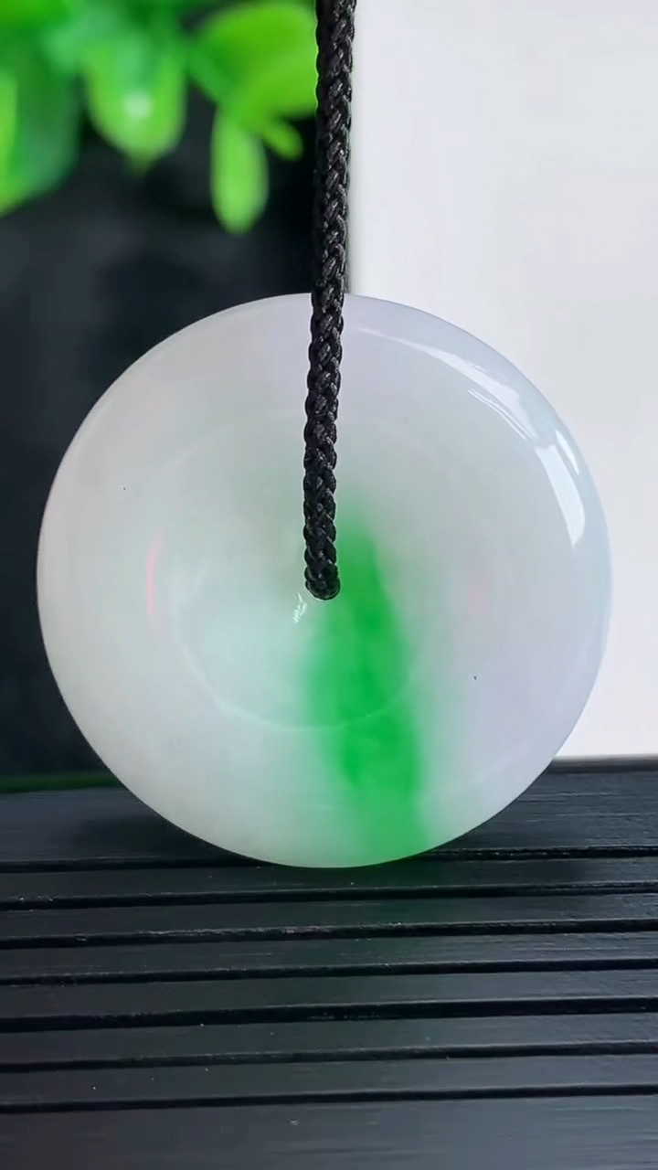 天然A货翡翠平安扣吊坠尺寸294-6.2重量:11.71g
4月15日