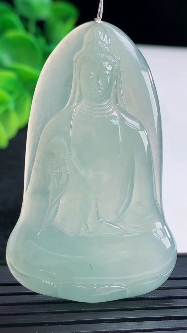 天然A货翡翠观音菩萨吊坠尺寸58.9-36.7-4.1重量:18.81g
4月15日