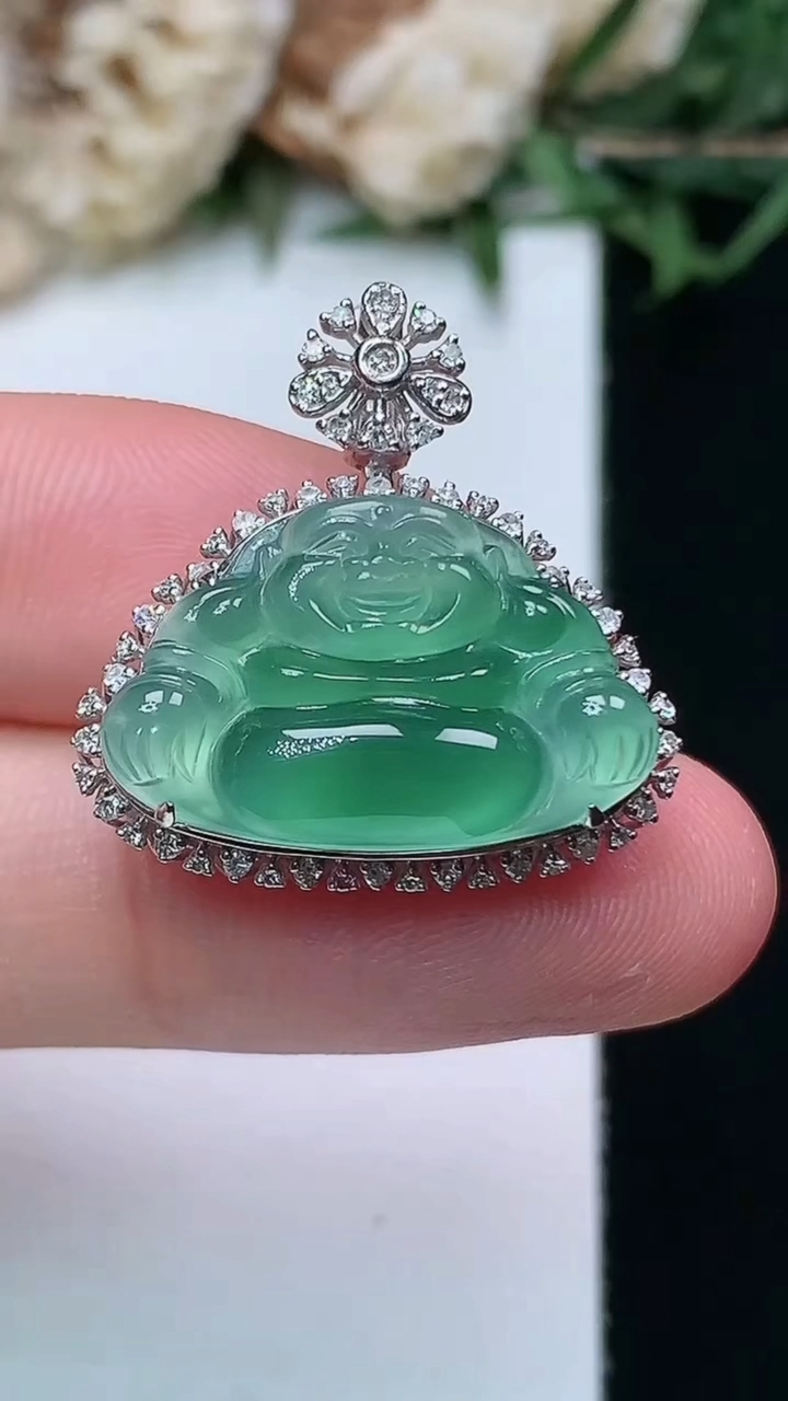 天然A货翡翠佛公吊坠，尺寸23-22.4-9，裸石12.7-19.9，重量:3.71g
4月15日，