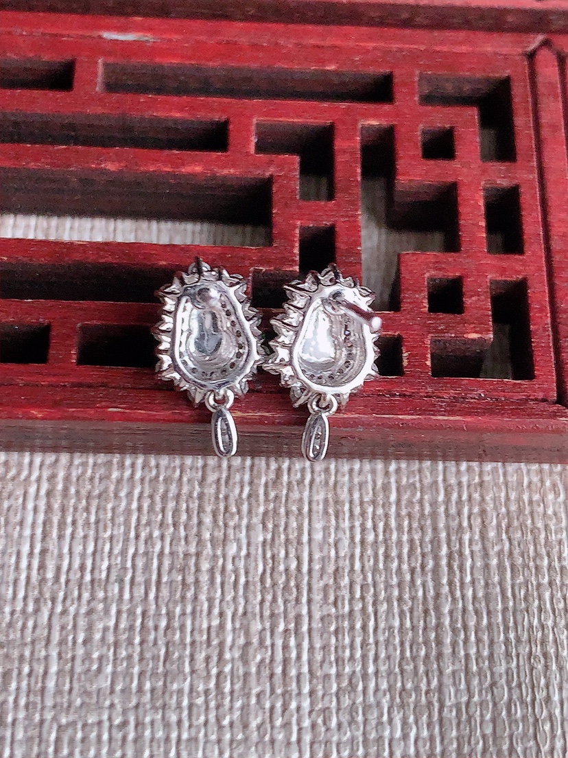 天然A货翡翠18K金伴钻镶嵌阳绿葫芦耳钉 
尺寸4.8-3mm 重量1.66g 0414