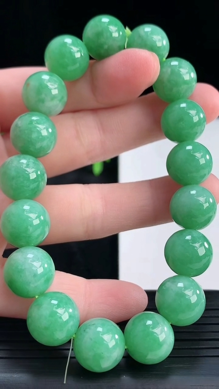 天然A货翡翠圆珠手串尺寸11.7-17颗重量:49.17g4月15日
工厂直销收藏佳品,种好水足，色