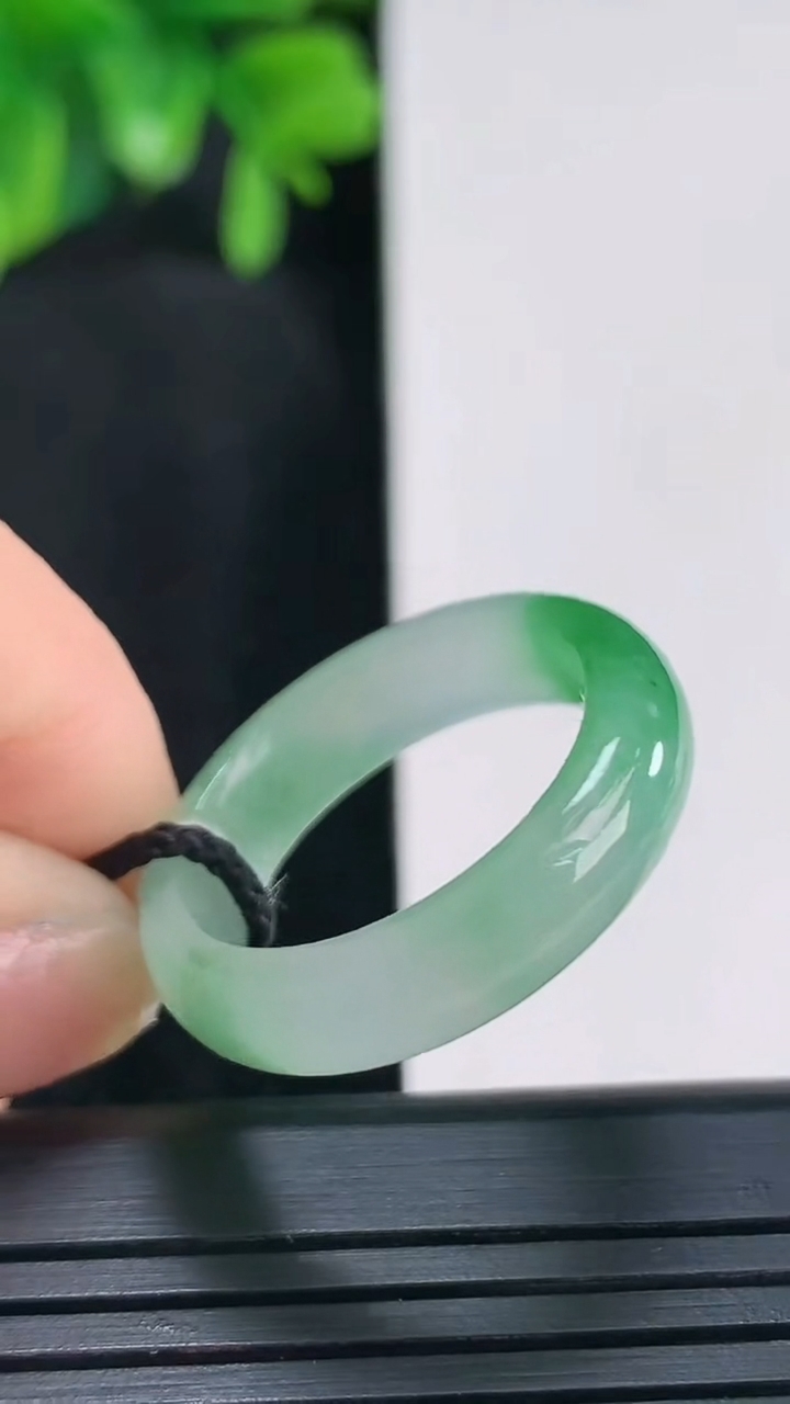 天然A货翡翠指环戒指尺寸18.7-5.6-3.5重量:4.14g2026年4月15日
工厂直销收藏佳品,种好水足，色泽均匀，有种有色，上手高大气！