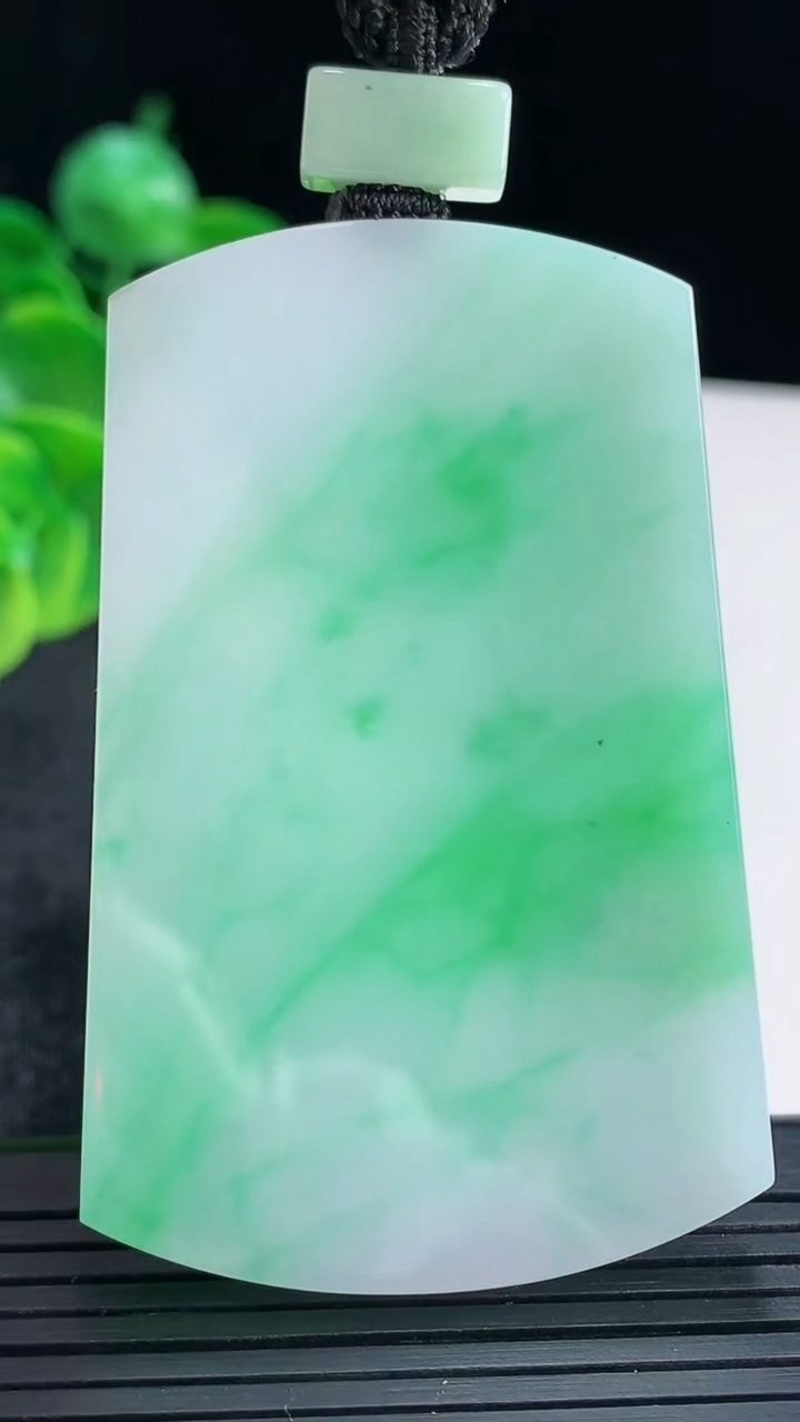 天然A货翡翠无事牌吊坠尺寸62.6-40.4-5.5重量:48.51g
4月15日