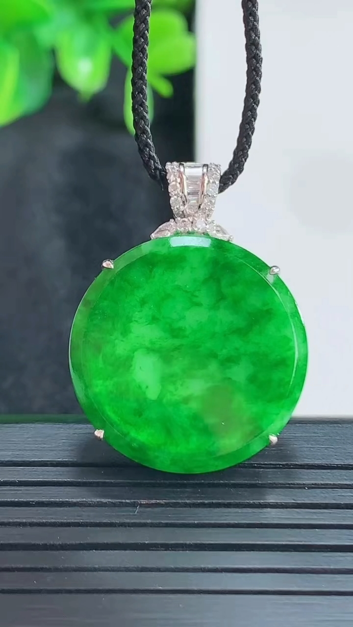 天然A货翡翠无事牌吊坠尺寸30.5-23-5.6重量:5.55g
4月15日