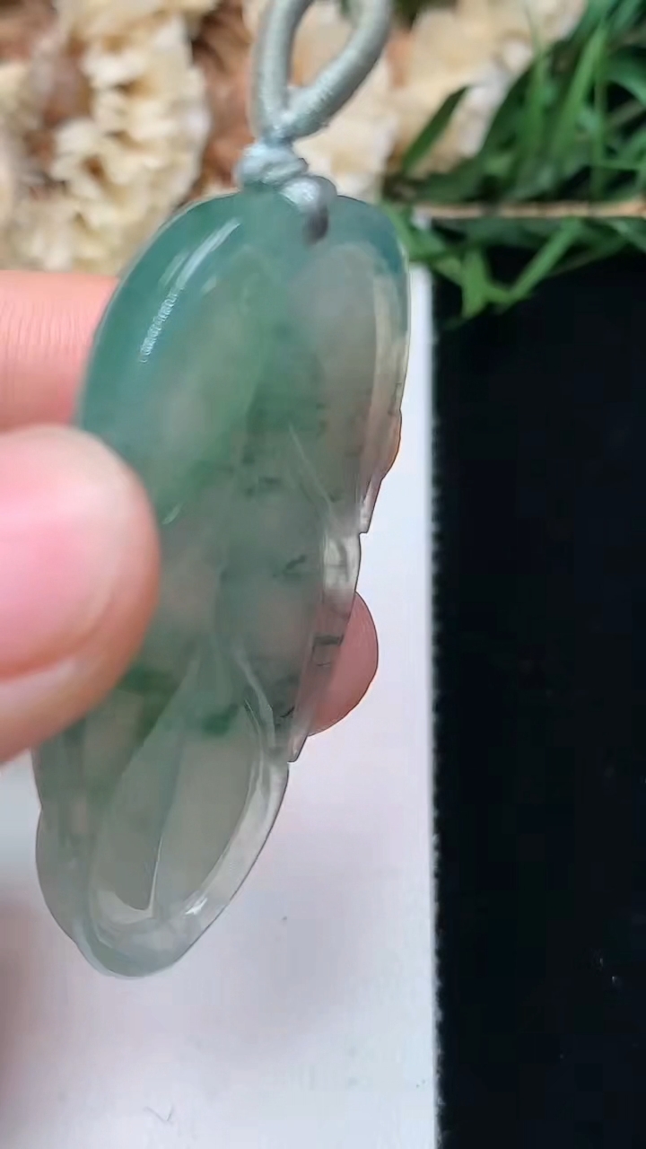 天然A货翡翠飘花金枝玉叶 叶子吊坠，尺寸44-25-6.3，重量:13.59g
4月15日