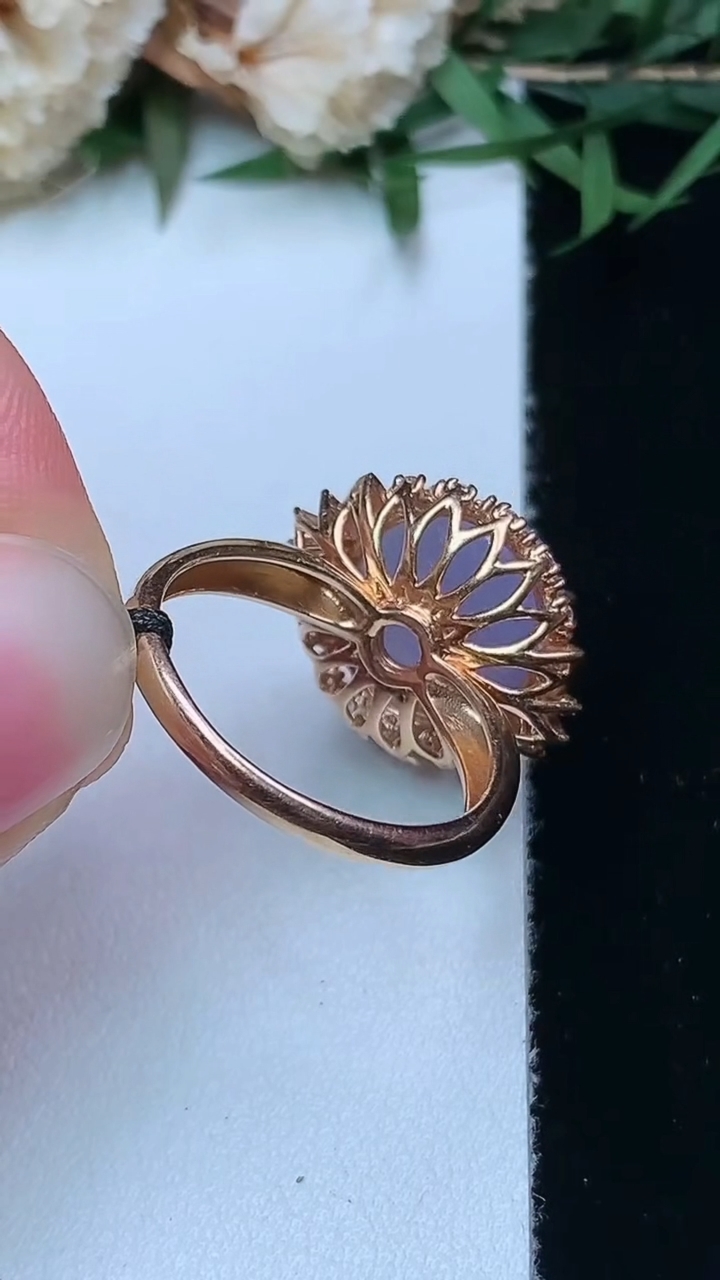 天然A货翡翠k金紫罗兰蛋面戒指，尺寸17.2-11.9-11.3，重量:5.42g2026年4月15日
工厂直销收藏佳品,种好水足，色泽均匀，有种有色，上手高大气！