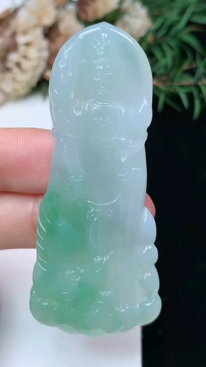 天然A货翡翠虚空藏观音菩萨吊坠，尺寸61.5-26.6-5.8，重量:18.96g
4月15日