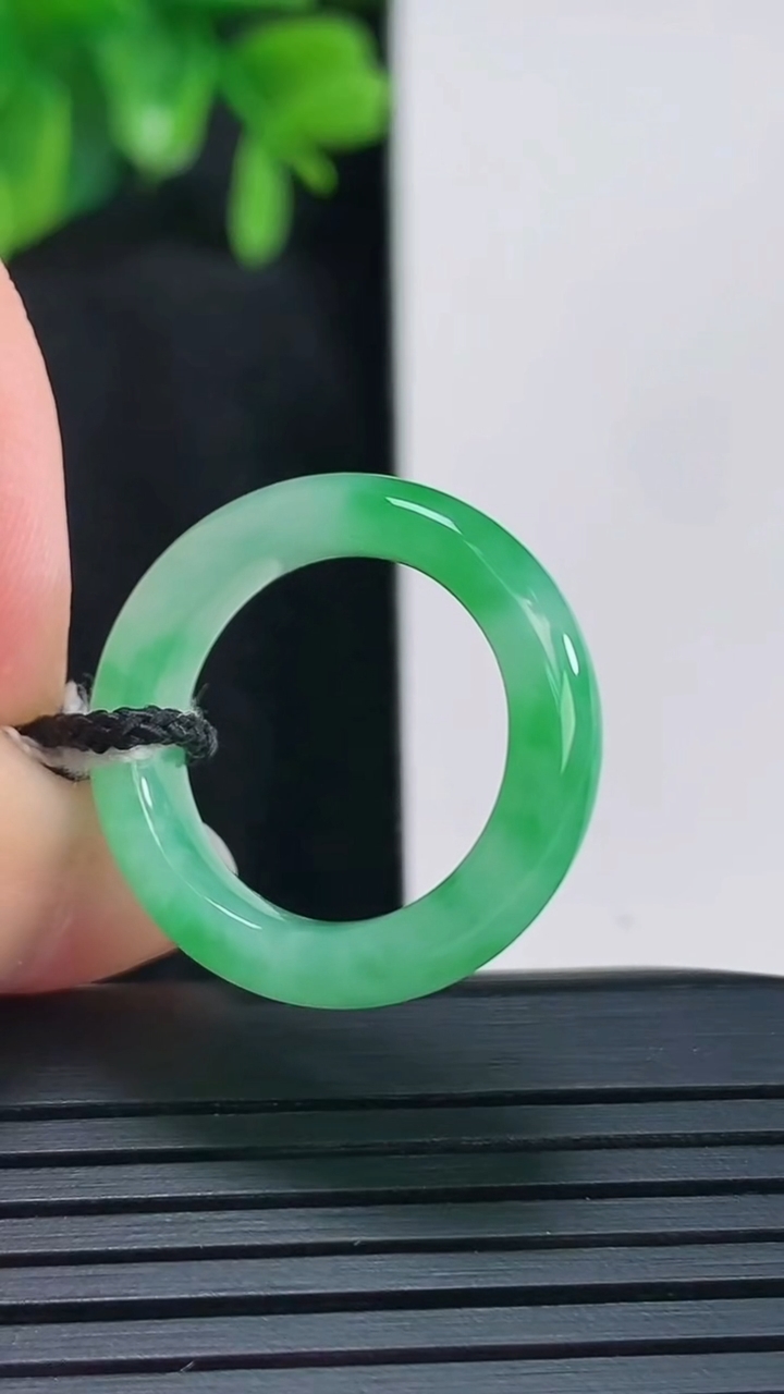 天然A货翡翠指环戒指尺寸16.-25.4-3.4重量:3.55g2026年4月15日
工厂直销收藏佳品,种好水足，色泽均匀，有种有色，上手高大气！