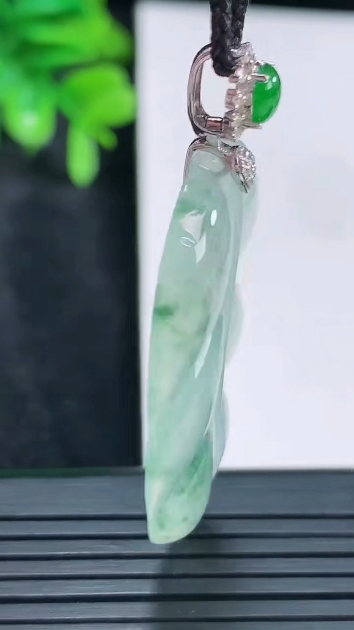 天然A货翡翠18K金飘花金枝玉叶 叶子吊坠尺寸48.5-24.3-4.5重量:9.87g
4月15日