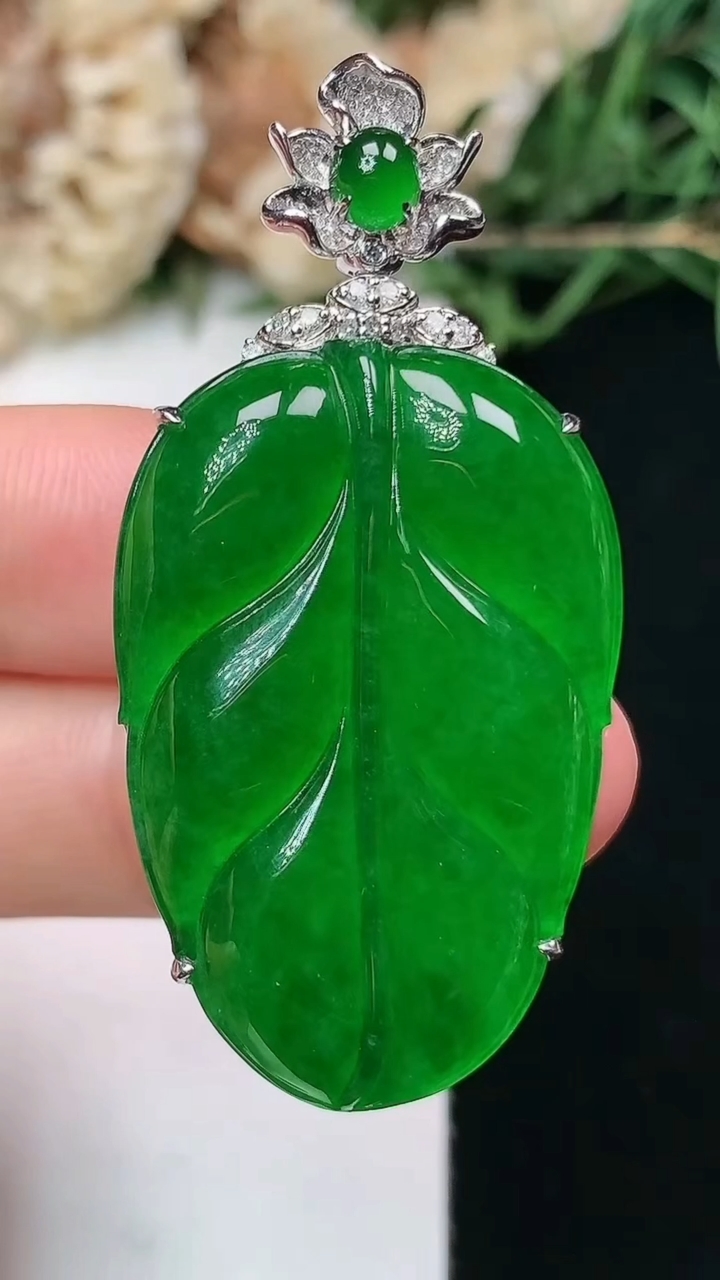 天然A货翡翠金枝玉叶 叶子吊坠，尺寸33.4-22.3-9.6，重量:9.54g
4月15日