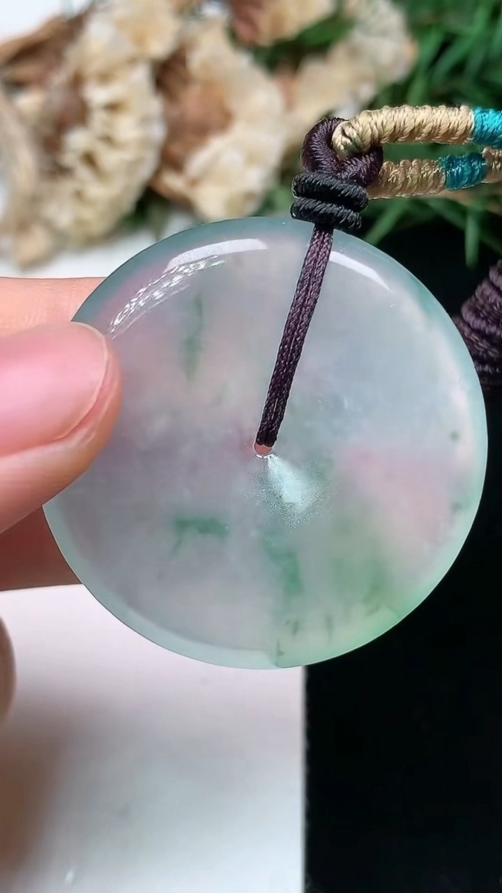 天然A货翡翠平安扣吊坠，尺寸35.9-6.2，重量:18.60g
4月15日