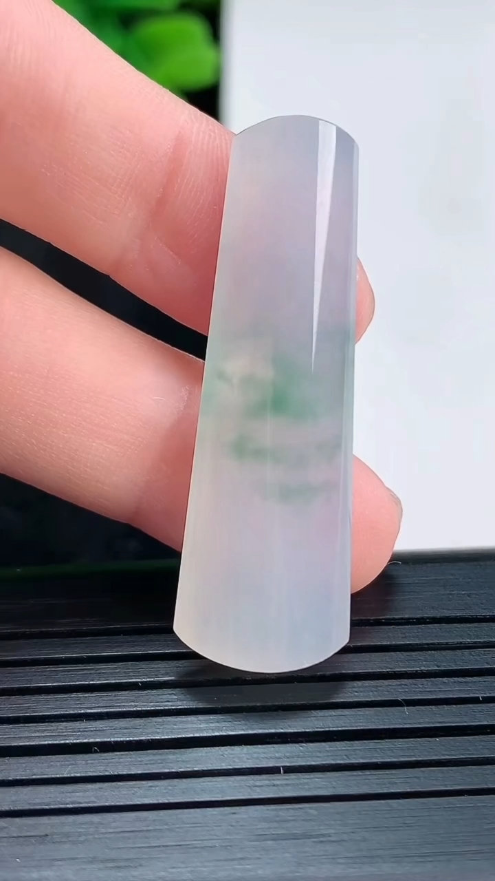 天然A货翡翠飘花无事牌镶嵌件尺寸39.4-12.8-5重量:5.22g
4月15日