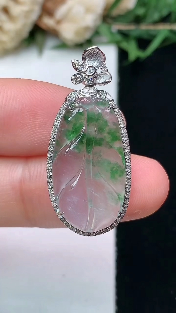 天然A货翡翠金枝玉叶 叶子吊坠，尺寸30.4-13.5-7，裸石21.2-11.3，重量:2.69g