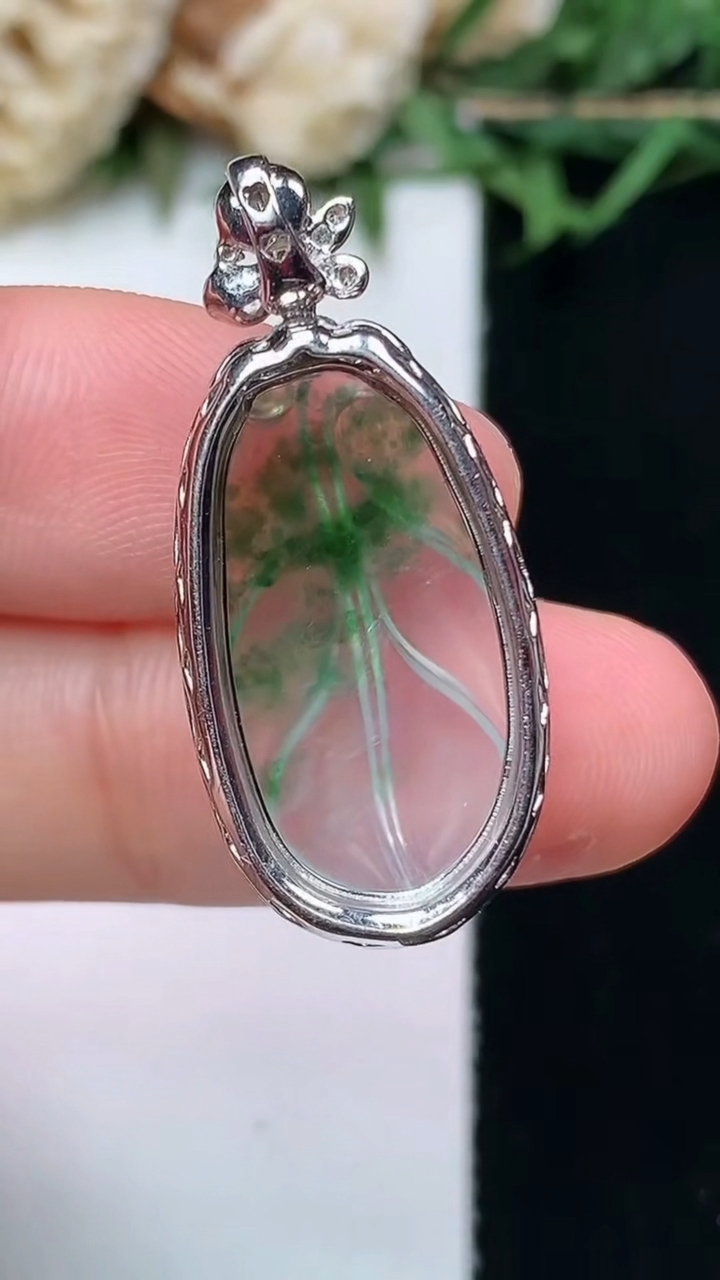 天然A货翡翠金枝玉叶 叶子吊坠，尺寸30.4-13.5-7，裸石21.2-11.3，重量:2.69g
4月15日，重量:2.69g