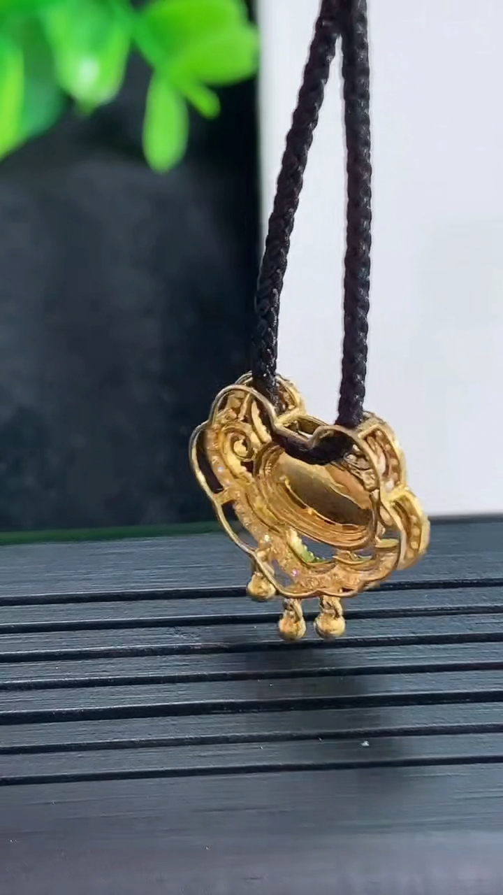 天然A货翡翠平安锁吊坠尺寸14.2-17.7-5.7裸石5.5-8.9重量:1.81g
4月15日