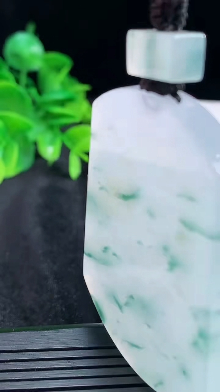 天然A货翡翠种飘花仿古无事牌吊坠尺寸56.6-42.8-6.6重量:51.98g
4月15日