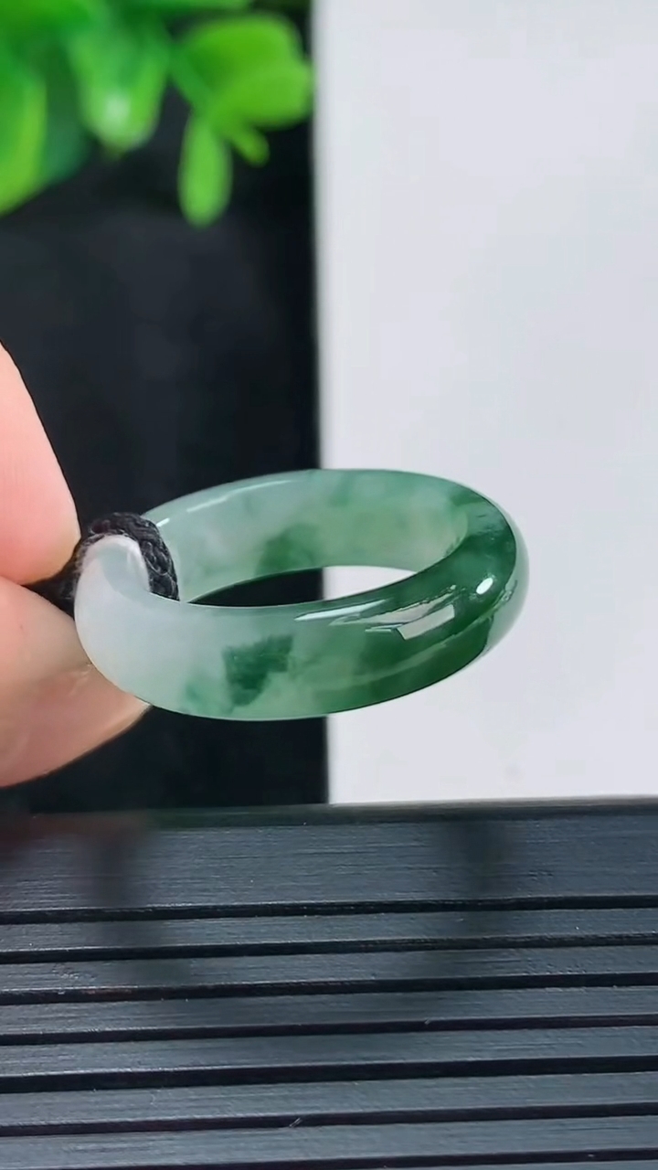 天然A货翡翠飘花指环戒指尺寸18.1-5.7-3重量:3.58g2026年4月15日
工厂直销收藏佳品,种好水足，色泽均匀，有种有色，上手高大气！