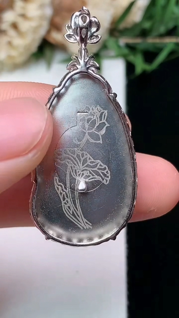 天然A货翡翠如意吊坠，尺寸28.3-17.7-6，重量:5.99g
4月15日