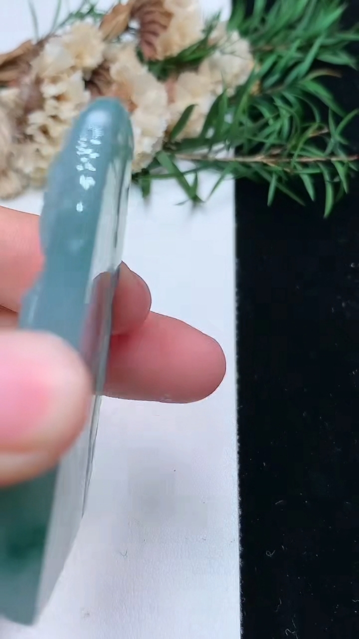 天然A货翡翠飘花大势至观音菩萨吊坠，尺寸54-36.7-7.6，重量:33.00g
4月15日