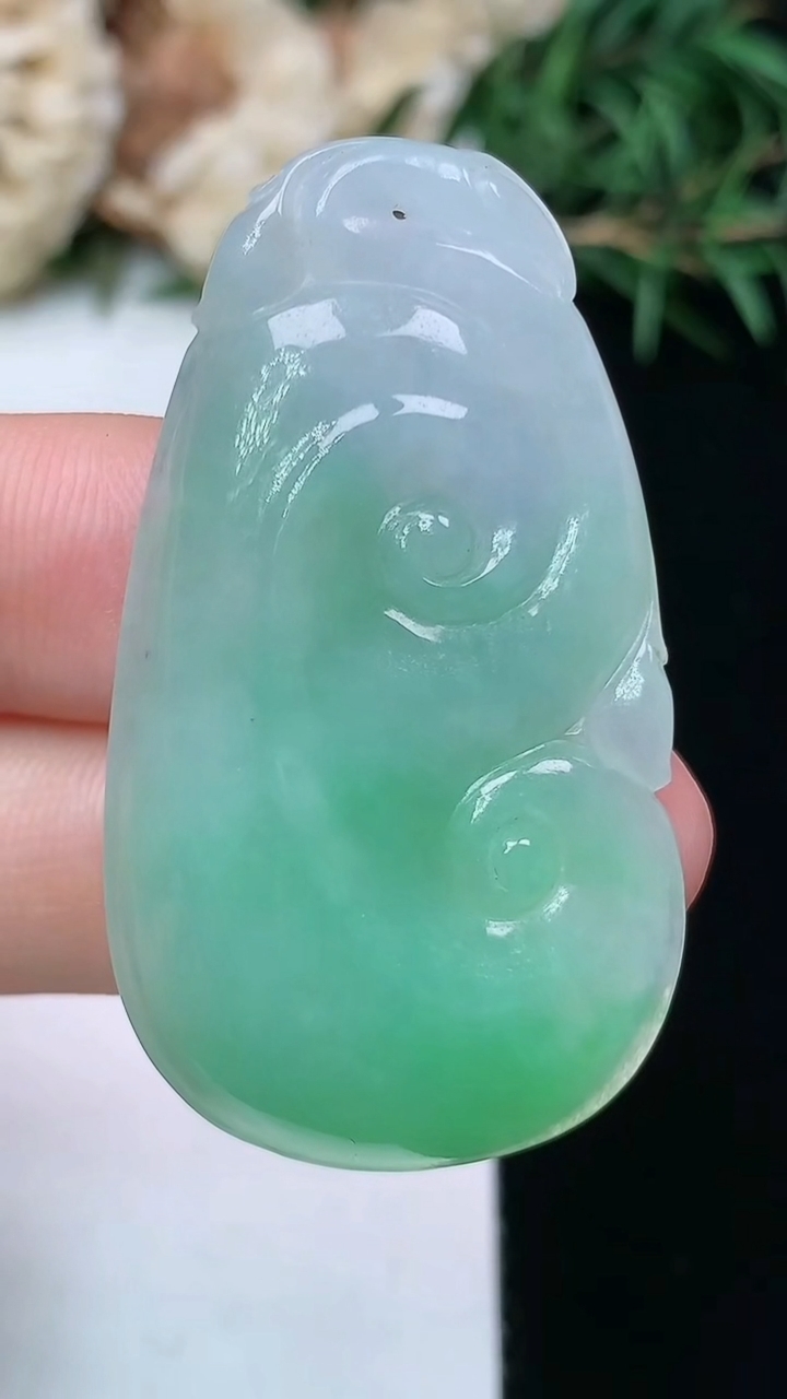 天然A货翡翠如意吊坠，尺寸42.5-24-6.2，重量:10.32g
4月15日