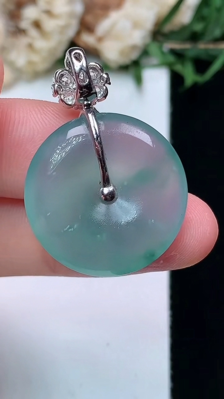 天然A货翡翠飘花平安扣吊坠，尺寸21.7-4.4，重量:5.12g
4月15日