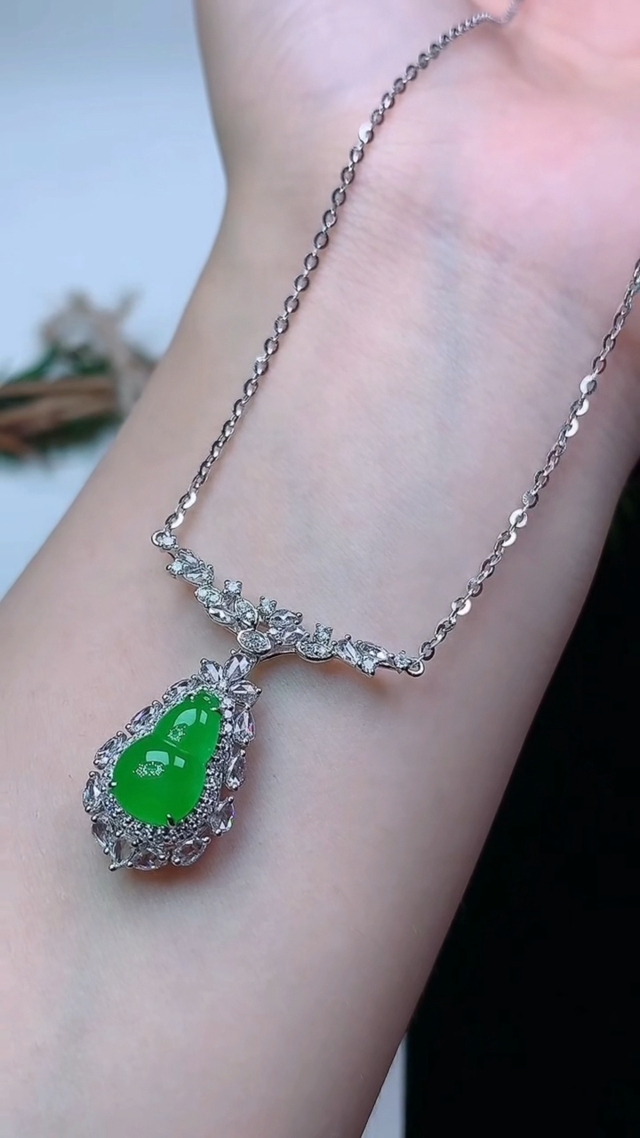 天然A货翡翠葫芦项链，尺寸10.9-6.8，重量:4.45g
4月15日