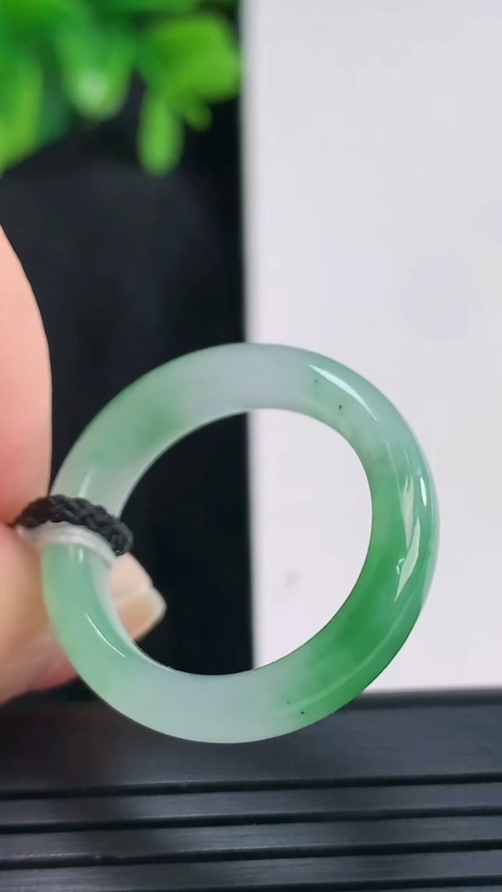 天然A货翡翠指环戒指尺寸18.7-5.6-3.5重量:4.14g2026年4月15日
工厂直销收藏佳品,种好水足，色泽均匀，有种有色，上手高大气！