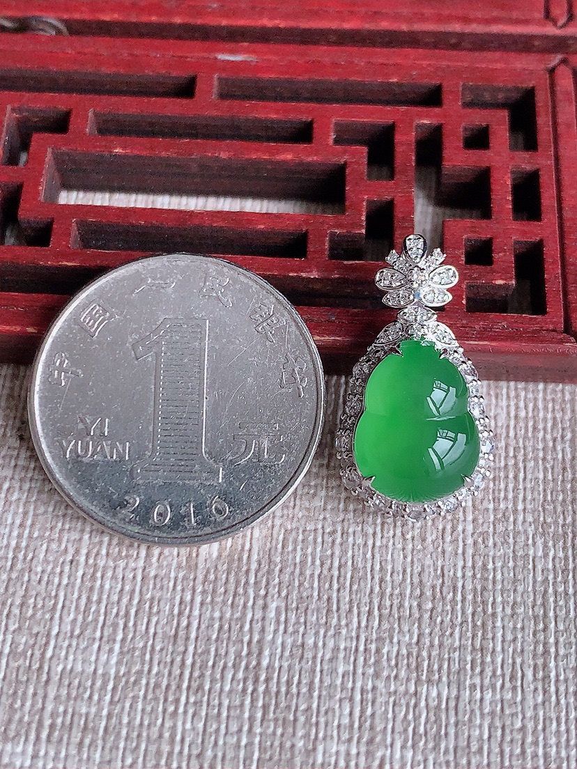 天然A货翡翠18K金伴钻镶嵌阳绿葫芦吊坠 
尺寸23.8-13-10.2裸石12.8-10mm 重量4.08g 0414