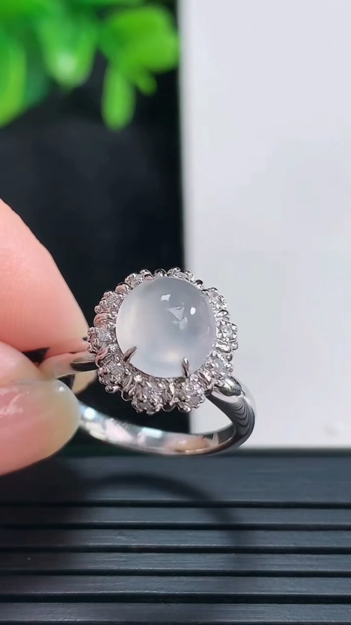 天然A货翡翠种白冰蛋面戒指尺寸17.1-8.3-7.5重量:3.10g2026年4月15日
工厂直销收藏佳品,种好水足，色泽均匀，有种有色，上手高大气！