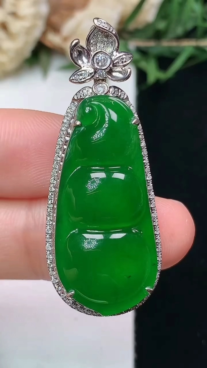 天然A货翡翠福豆吊坠，尺寸41.2-16.2-9.2，裸石29.6-13.7，重量:6.30g
4月