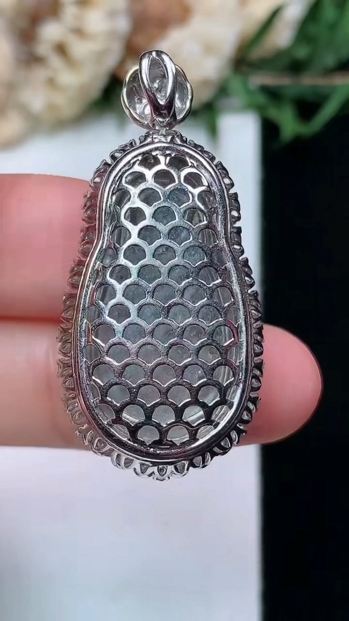 天然A货翡翠白冰财神爷吊坠，尺寸36.6-17.8-11.5，裸石24.3-14，重量:7.38g
4月15日