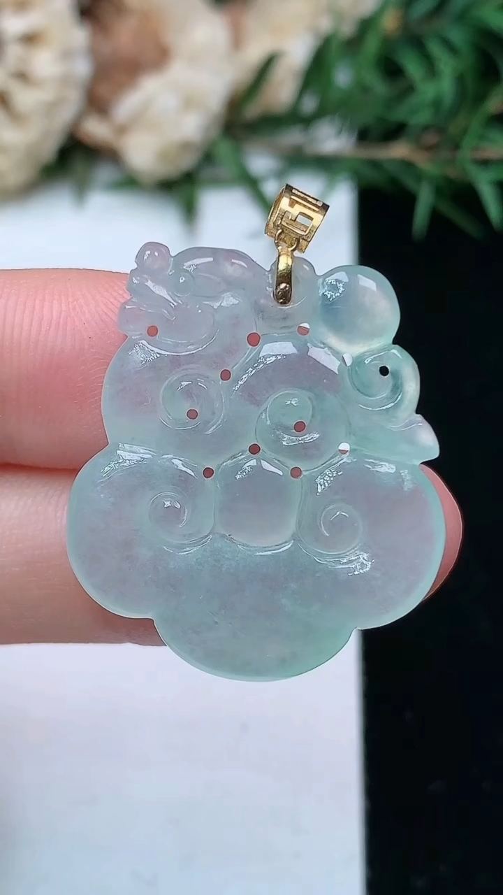 天然A货翡翠如意头吊坠，尺寸27.4-24-3.6，重量:4.75g
4月15日