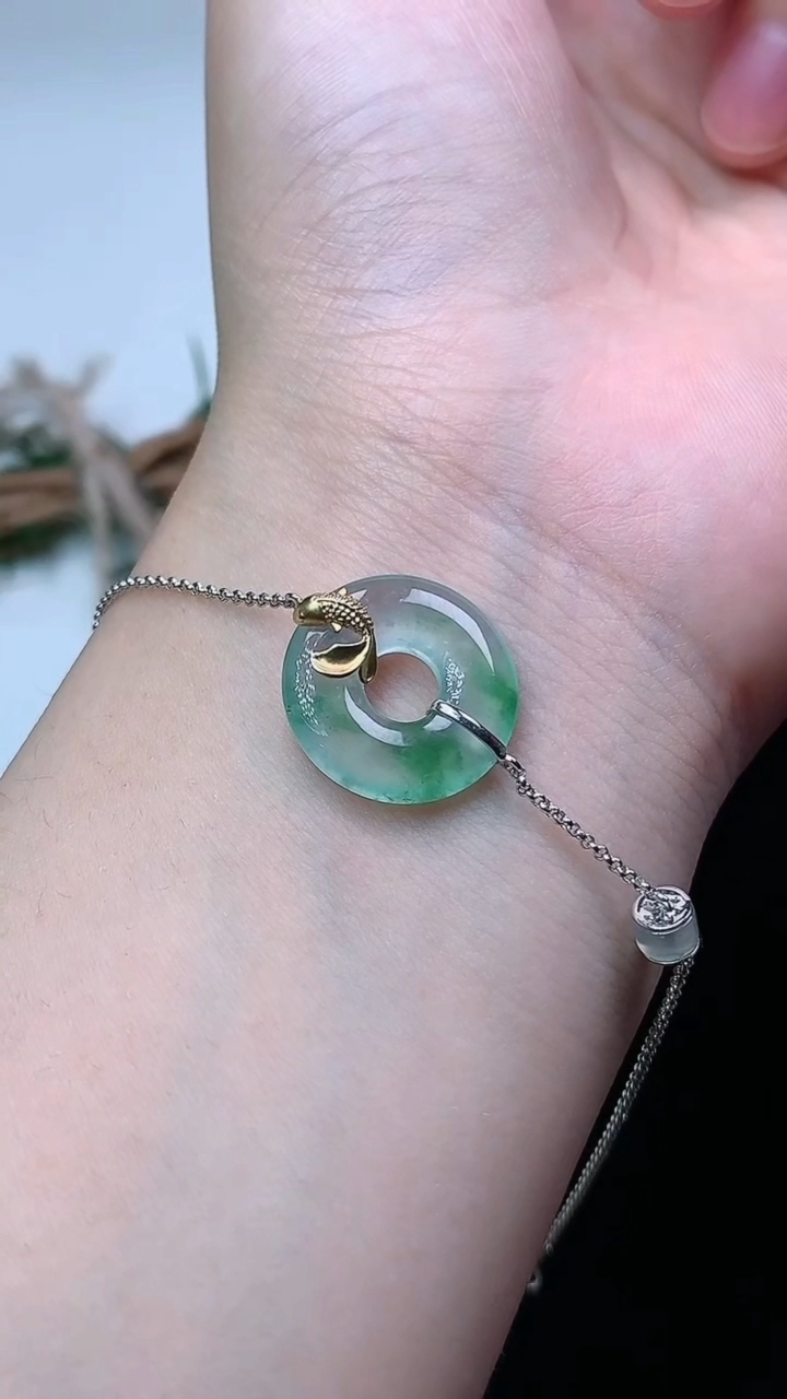 天然A货翡翠平安环手链，尺寸16.8-2.8，重量:3.03g
4月15日