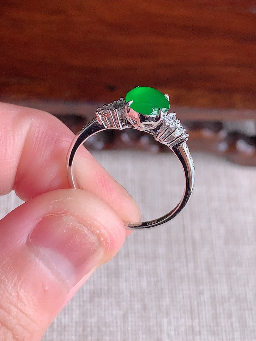 天然A货翡翠18K金伴钻镶嵌阳绿蛋面戒指 圈口17.3裸石
尺寸6.8-5.8mm 重量2.00g 0414