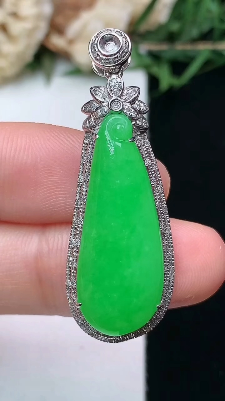 天然A货翡翠福瓜吊坠，尺寸38.6-13.7-7.8，裸石26.6-10.5，重量:5.21g
4月