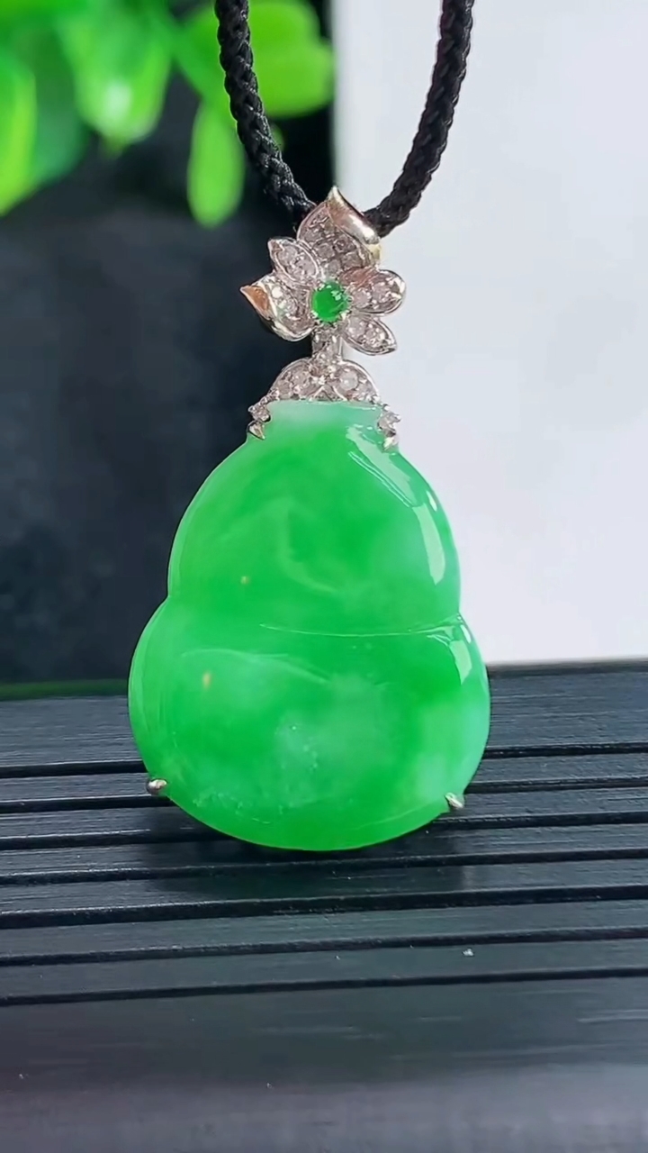 天然A货翡翠葫芦吊坠尺寸32.8-22.7-18.1-5.3重量:4.75g
4月15日