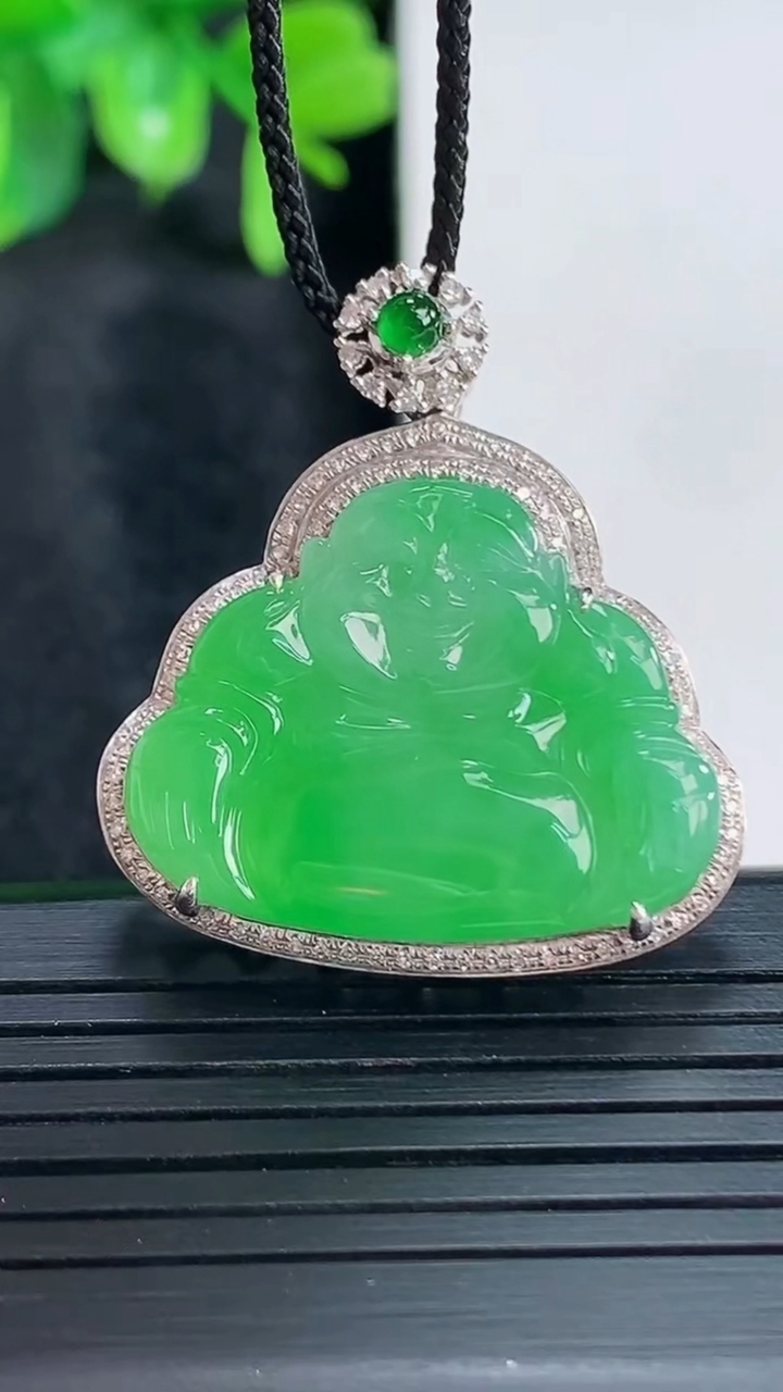 天然A货翡翠佛公吊坠尺寸31.8-29-8.3裸石20.2-25.9重量:8.71g
4月15日