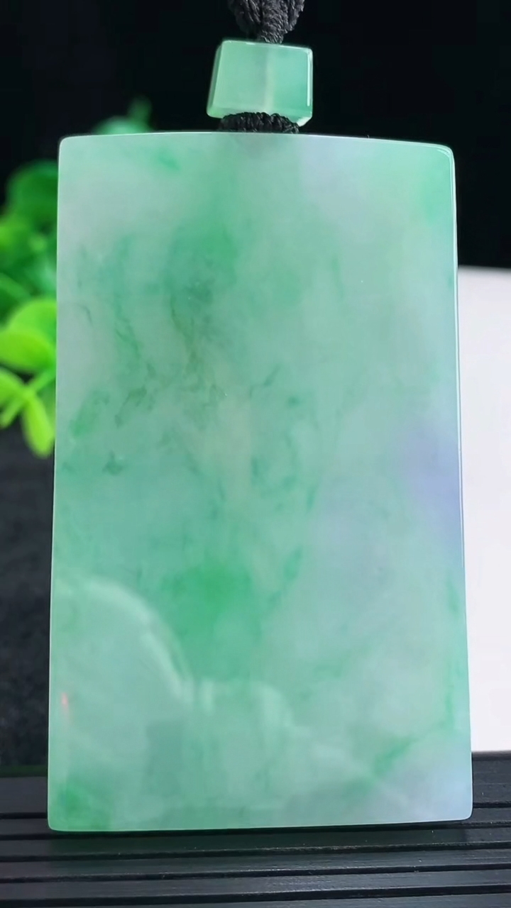 天然A货翡翠无事牌吊坠尺寸67.1-40.4-6.1重量:61.92g
4月15日