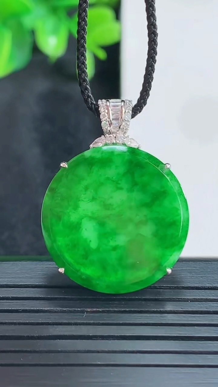 天然A货翡翠无事牌吊坠尺寸30.5-23-5.6重量:5.55g
4月15日