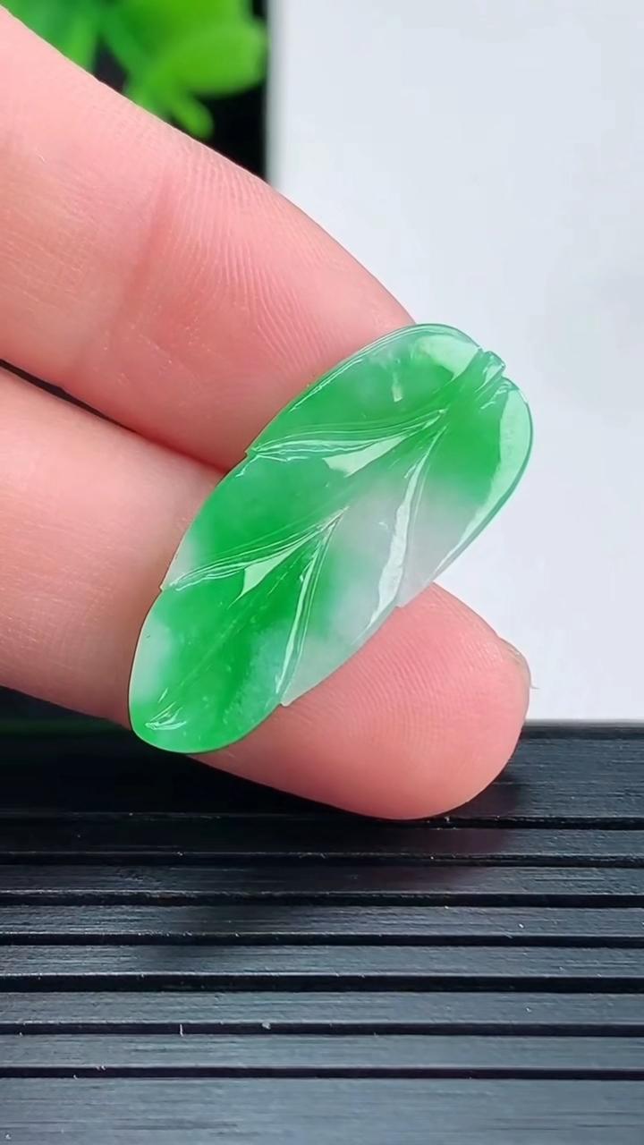 天然A货翡翠金枝玉叶 叶子吊坠尺寸25.4-10.8-2.2重量:1.20g
4月15日