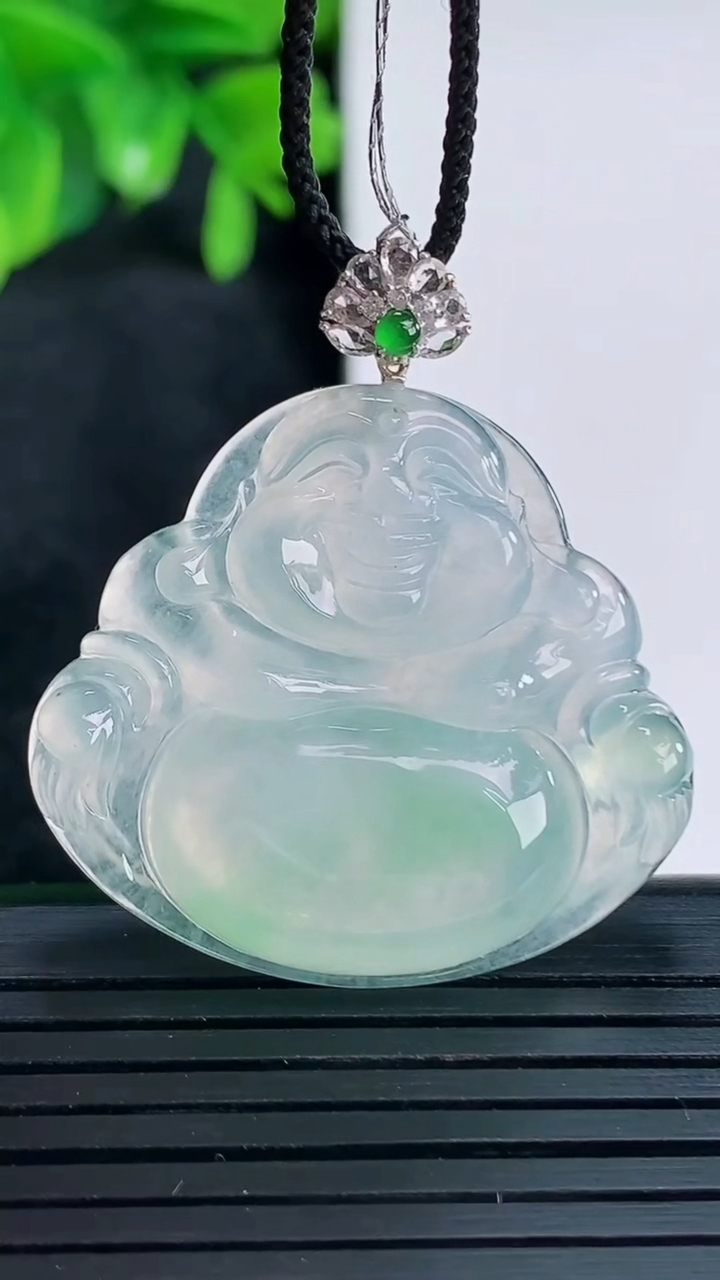 天然A货翡翠佛公吊坠尺寸38.8-34.4-5.8重量:11.01g
4月15日