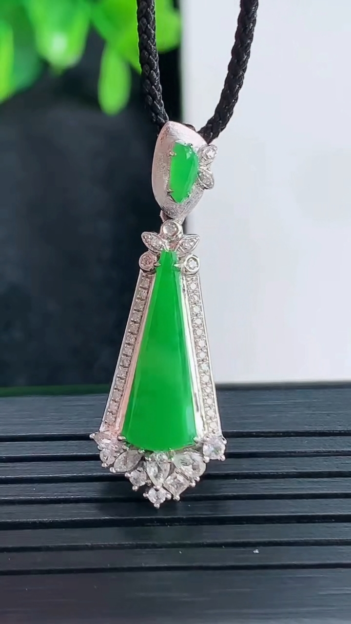 天然A货翡翠无事牌吊坠尺寸33.6-11.6-5.6裸石17-7重量:2.75g
4月15日